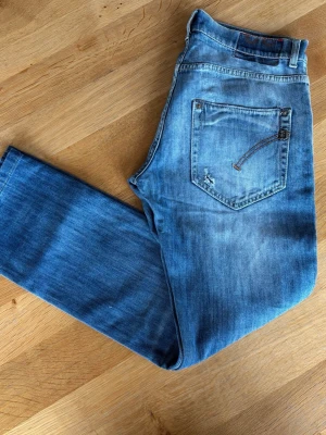 Dondup jeans med slitningar - Slim/skinny fit! | storlek 32 | fint skick! | hör av dig vid funderingar! | fraktar inom kort    J14