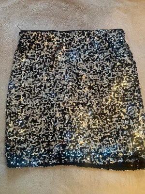 Paljettkjol  - Säljer en paljettkjol från newyorker har använt den en gång ( priset kan diskuteras ) // nytt pris 200 kr 🩷