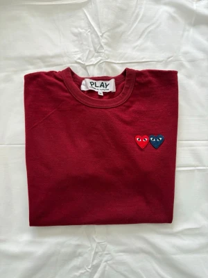 Röd Comme des Garçons PLAY t-shirt - Autentisk CDG tshirt, fantastisk skick. Storlek M men passar bra för S då de kommer i mindre storlek. Använd fåtal gånger ✨✨9/10
