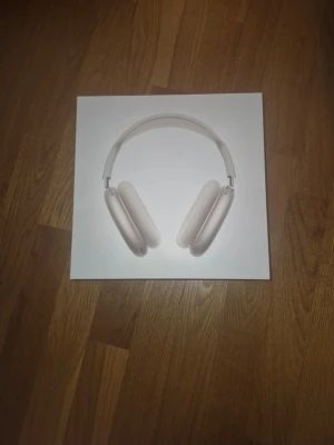 Apple AirPods Max silver hörlurar - Snygga Apple AirPods Max i silver med over-ear design och mjuka öronkuddar. Tillverkade i aluminium och rostfritt stål med ett vadderat huvudband för extra komfort. Perfekta för musik, gaming eller film med grym ljudkvalitet.