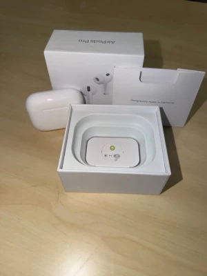 Apple AirPods Pro trådlösa hörlurar - Säljer ett par vita Apple AirPods Pro med originalförpackning. Hörlurarna är kompakta, har en stilren design och levereras med allt som syns på bilden. Perfekt för dig som vill ha grymt ljud och smidig anslutning till din iPhone. Pris kan diskuteras vid snabb och smidig affär