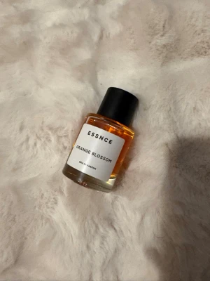 ESSNCE Orange Blossom parfym - Fräsch parfym från ESSNCE med doften Orange Blossom.  Innehållet är orangefärgat och parfymen är en Eau de Parfum, perfekt för dig som gillar blommiga och fruktiga toner.