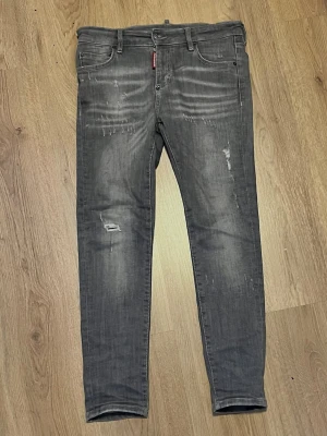 Dsquared2 jeans gråa - Jeans med slitningar från märket dsquared2. Nästan aldrig använda för att dom är för små för mig. Storlek: 40