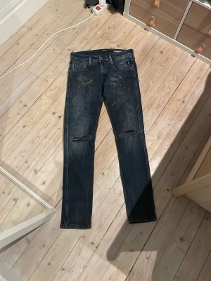 Mörkblå slitna replay jeans - Ett par replay anbass jeans slim fit.