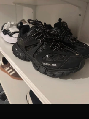 Svarta Balenciaga Track sneakers - Säljer ett par svarta Balenciaga Track sneakers.. Kvitto låda och extra snöre medföljer 