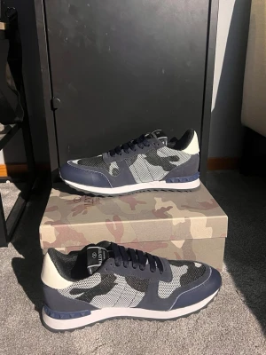 Valentino Rockrunners  - Blåa Valentino Rockrunners| Knappt använd| Storlek 42| bra sick hör av er om ni är intresserade:)!