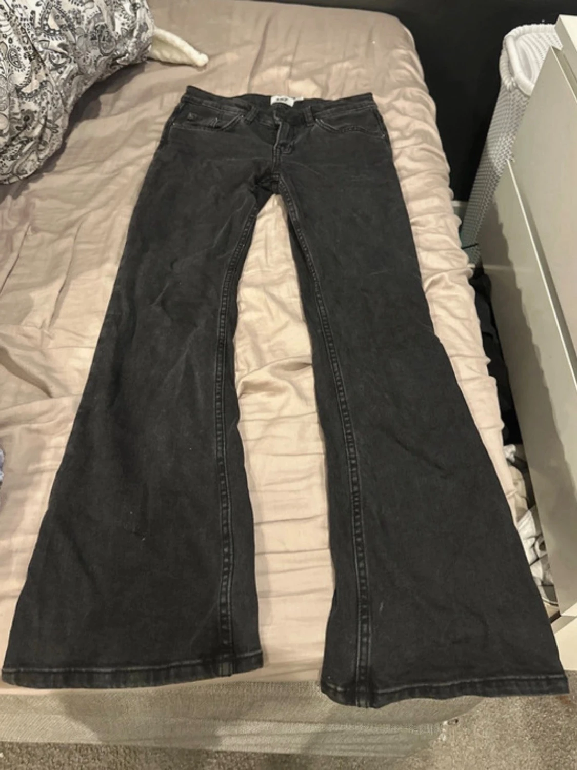 Svarta bootcut jeans med låg midja