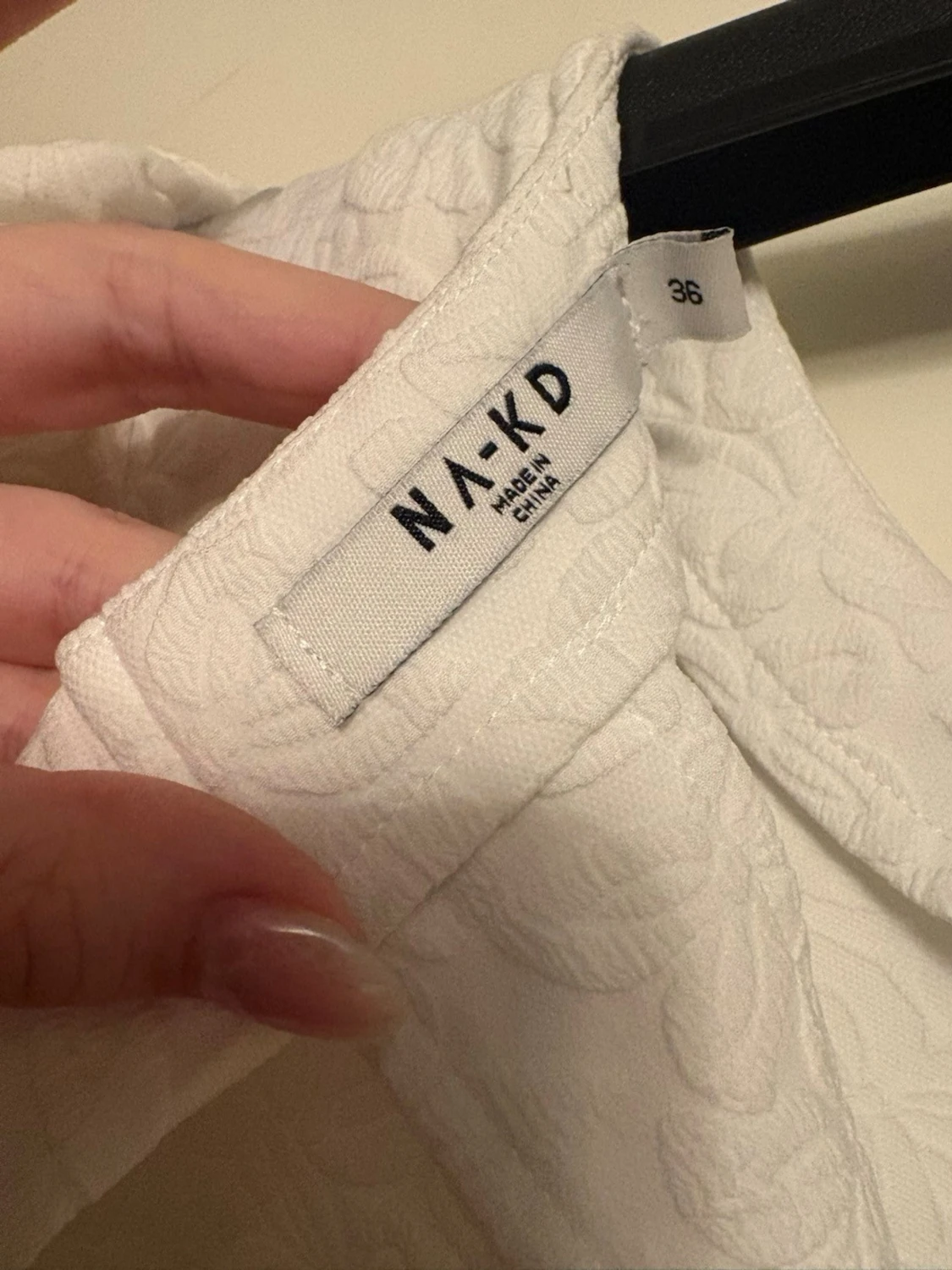 Vit kort klänning med puffärm och rosett - 2