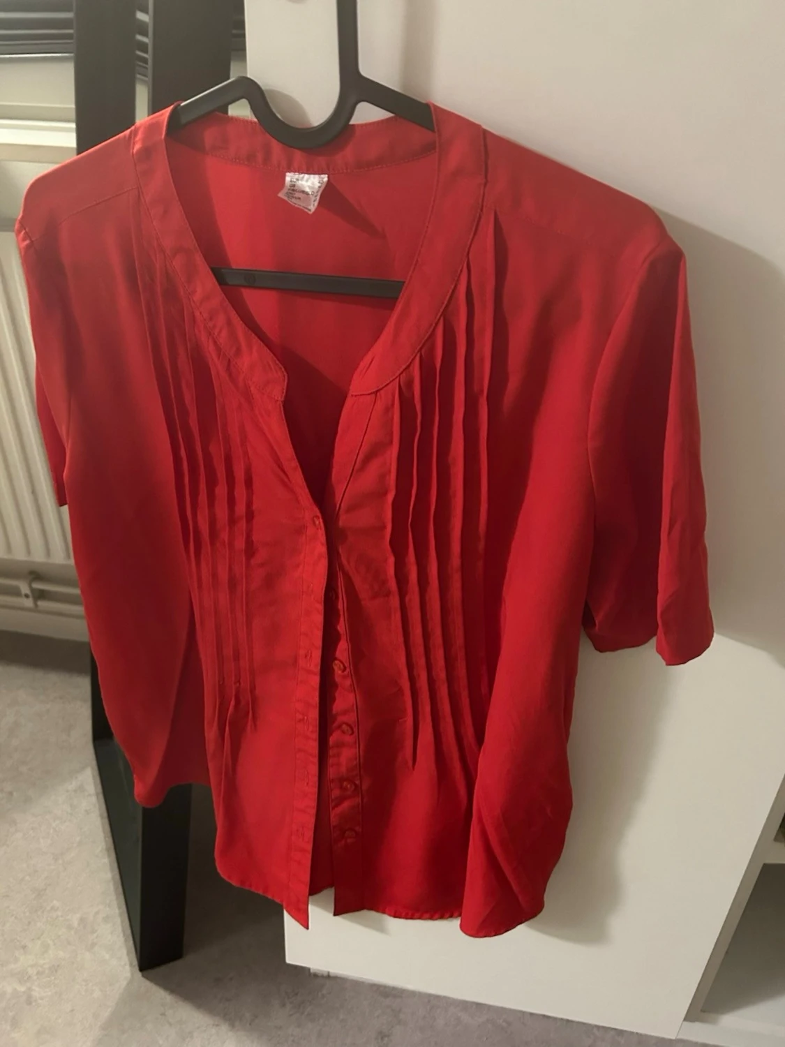 Röd blus med knappar och veck - 3