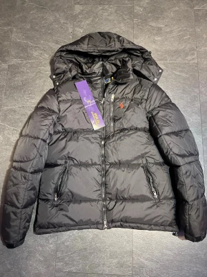 Polo jacka  - Bra passform och jätte snygg. Varan fraktas samma dag 