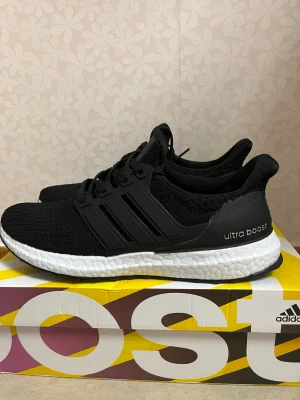 Svarta Adidas Ultra Boost sneakers - Helt nya adidas ultra boost i storlek 43, skick 10/10 . Har aldrig använts boxen medföljer osv. Pris går att diskutera vid snabb affär
