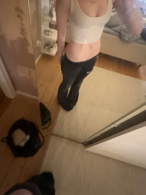 Vit croppad linnetopp - Snygg vit croppad linnetopp med breda axelband och rundad urringning. Perfekt för en trendig och avslappnad stil. Enkel att matcha med jeans eller kjol för en cool look.