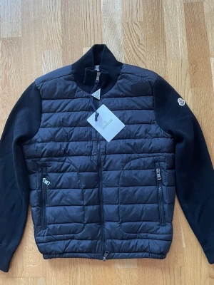 Moncler cardigan - Bästa kvaliten på marknaden✅ Storlek S❗️ Självklart helt ny med lappar👍 Endast 1-3 dagars leveranstid📦
