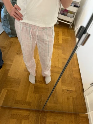 Ljusrosa linnebyxor - Superfina linnebyxor som är rosa med ljusblå och vita ränder.