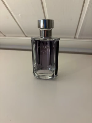 Prada l’homme - Säljer nu splitt på Prada l’homme.                 Storlekarna som finns är 2,3,5 ml men 10 och 30 går även att lösas. Frakten kan lösas både privat eller via plick. Priser||59|79|99| Skriv vid minsta lilla fundering🙌