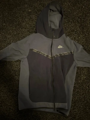 Mörkblå nike tech  - Mörkblå nike tech 