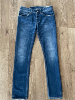 Dondup Jeans - Säljer ett par helt nya blå dondup jeans med riktigt nice tvätt för endast 749kr!                                                                             Nypris:3999kr därav väldigt bra erbjudande.             Modell: skinny fit                                                            Om ni har några frågor är det bara att fråga på!   