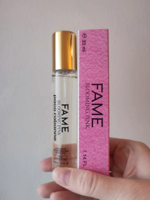 Paco Rabanne Blooming Pink - Paco Rabanne Blooming Pink Perfume. 33ml bottle. New! A great summer/spring fragrance. Felmärkt med edt på flaskan. Detta är en EDP.