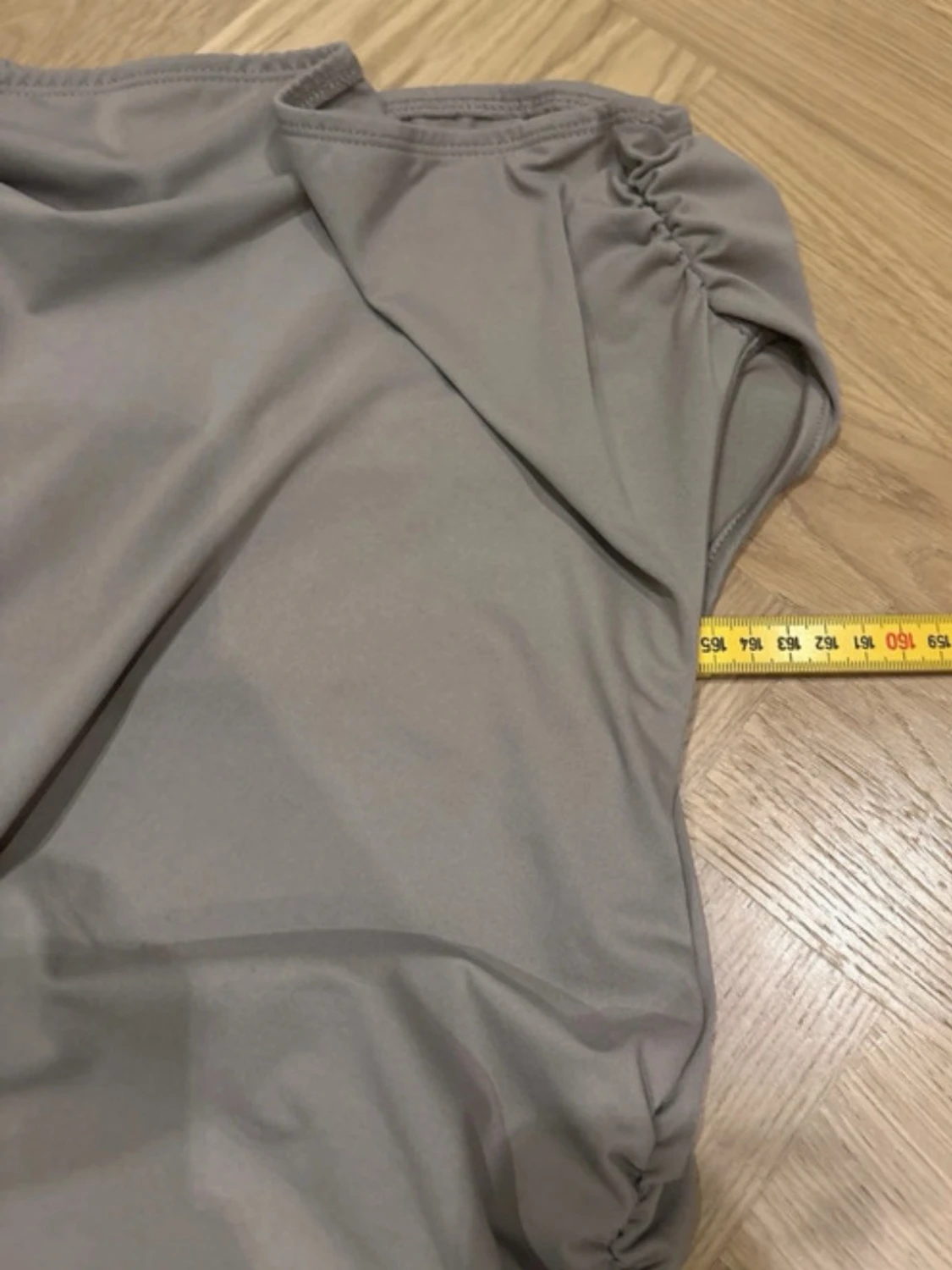 Grå långklänning med rynkade detaljer - 2