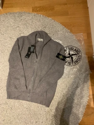 Stone island zip up - Mycket fin. Storlek M. Grå.