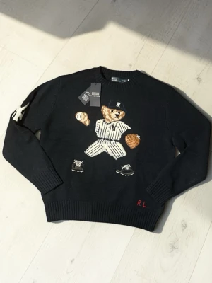 Ralph Lauren Polo Bear - Mörk Blå Polo Bear sweater | Yankee collab|  Snygg, stilren och lätt att matcha | Helt ny i perfekt skick (10/10) | Pris: 899 kr | Ställ gärna frågor vid fundering!