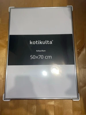 Taulunkehys 50x70cm - Hopeilla reunuksilla oleva käyttämätön ja avaamaton taulunkehys. Koko 50x70cm. Eläintalous MMM Katsothan myös muut ilmoitukseni Tarjoa 