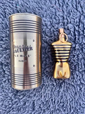 Jean paul gaultier le male elixir 125ml - tja, säljer en jpg elixir, 125ml, endast test sprayad ett par gånger, den passade inte mig, därför säljer jag den. Det är en väldigt sött doft, och den håller hela dagen, perfekt att ha på sig i skolan eller till mer speciella tillfällen. Skriv gärna ifall du har några funderingar :)