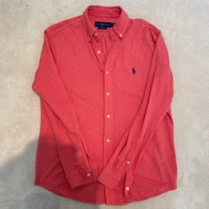 Polo Ralph Lauren skjorta - Riktigt fet skjorta från Ralph Lauren i modellen Featherweight Mesh. Den är i mycket bra skick och storlek M. Nypris runt 2000. Skriv vid frågor och funderingar!
