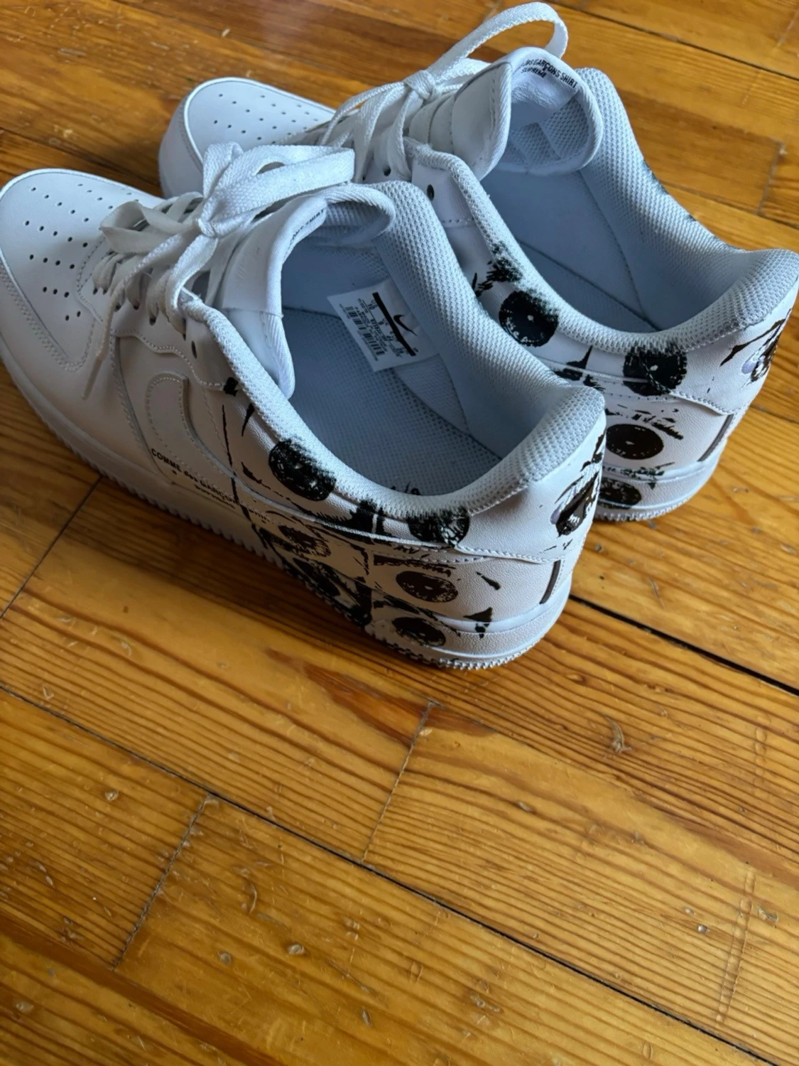 Vita sneakers med svart mönster - 3