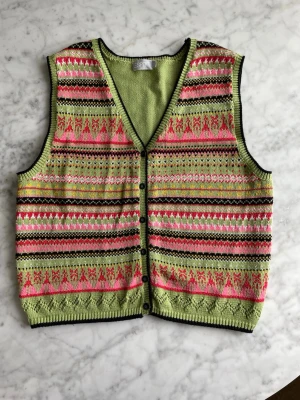 Mönstrad väst - Väst från Esprit med knäppning framtill. Gulligt mönster på framsidan och enfärgad rygg. Markerad som XL men snarare en L eller M beroende på hur man vill att den ska sitta🌟 