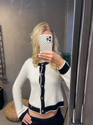 Stickad kofta från Neo Noir - Säljer en fin stickad kofta i storlek 36 från Neo Noir. Knappt använd, inte allt stickig och i jötte bra skick. 