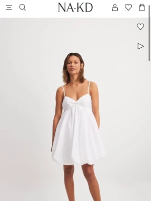 Studentklänning - Super söt studentklänning, eller klänning till sommaren. Oanvänd, men har testat den en gång. Passar mig som brukar ha XS/S. Helt slutsåld! Skriv om ni har frågor🤍