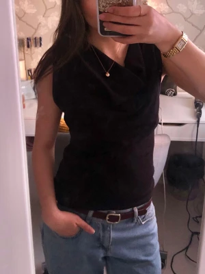 Festtopp - Säljer en svart festtopp från Kappahl i strl. XS. Endast använd 1 gång! Toppen är i mycket bra skick.