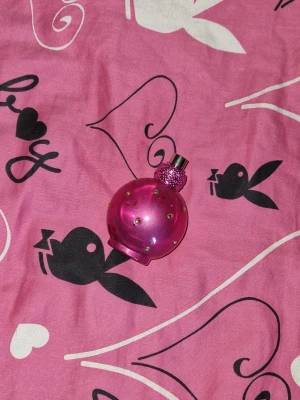 Britney spears parfym 50 ml - Cirk halva kvar. Luktar otroligt gott. Tillfredsställande skick.