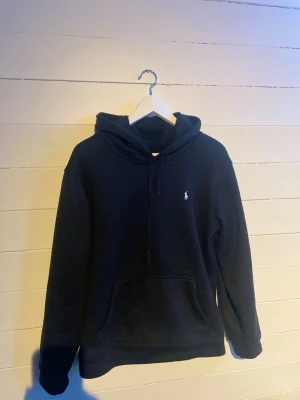 Ralph Laurent hoodie - Säljer denna feta Ralph lauren hoodien. Passar till allt och väldigt skön. Storlek M-S passar 170-177. Priser kan diskuteras hör av er vid minsta fråga!✅😁