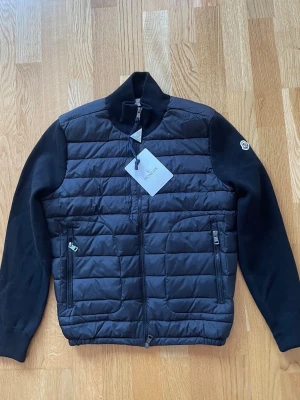 Moncler cardigan - SVART!!!! Bästa kvaliten på marknaden✅ Storlek M❗️ Självklart helt ny med lappar👍 Endast 1-3 dagars leveranstid📦 pris kan diskuteras 