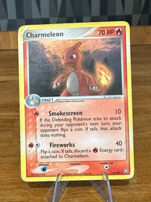 Charmeleon Pokémonkort 2004 - Charmeleon samlarkort från Pokémon, utgiven 2004 av Nintendo. Kortet har en röd-orange bakgrund och visar Charmeleon med eld på svansen. Engelskspråkig text och attacker som Smokescreen och Fireworks. Perfekt för samlare eller Pokémonfans.