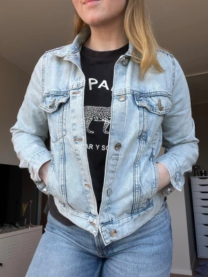 Y2K blå jeansjacka vintage vibe, stl S - En ljusblå jeansjacka med Y2K-vibe. Fickor i sidorna, normal i storlek och passar perfekt till jeans eller kjol nu till våren och sommaren!! Mycket bra skick! Finns fler bilder 🌸