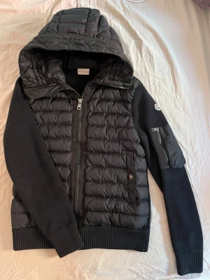Moncler Tricot Cardigan - Säljer denna riktigt feta Moncler Tricot Cardigan. Den är sparsamt använd, finns 2 hål men båda är på osynliga ställen. Nypris ligger på 12.000kr, den är såklart äkta✅ Vid fler frågor och funderingar hör av er🙌🙌