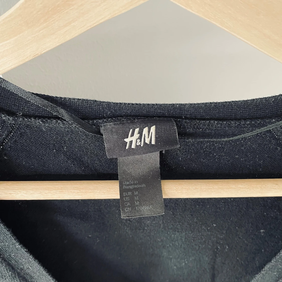 Klassisk svart H&M-kofta i ekologisk bomull, stl M – mjuk och mångsidig - 4