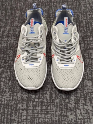 Nike React Vision – Helt nya - Nike React Vision i storlek 44. Helt nya och oanvända. Bekväm React-sula med modern design. Svårare modell att få tag på i denna storlek/färg.  Skick: Helt nya Storlek: 44  Hör gärna av dig vid frågor eller för fler bilder