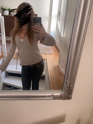 Beige v-ringad stickad tröja - Mysig beige stickad tröja från lager 157 som man knyter på sidan, inget fel på tröja i sig passar bara inte mig så bra