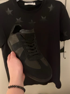 MM6 maison margiella! - hej! Säljer mina eftertraktade maison margiella ”gats” stilren sko kan stylas till mycket.       Tveka ej att ställa frågor eller föreslå ett pris! Brukar gå med på det mesta!