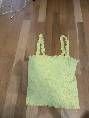 Gul linnetopp - Söt ljusgul linnetopp💛