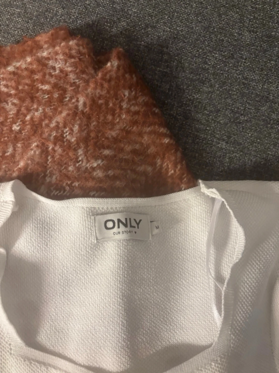 Vit topp med puffärmar - 3