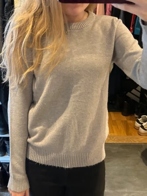 Grå stickad tröja  - Jättesnygg o skön basic stickad tröja från Vila. Säljer eftersom den inte kommer till användning. Bra skick, inga defekter förutom att den är lite nopprig. Nån lös tråd kan förekomma. Hör av er för fler bilder 💕