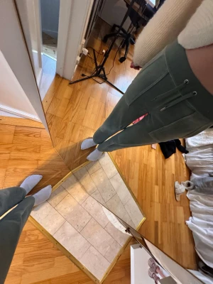 Gröna mjukisbyxor med dragsko - Snygga gröna mjukisbyxor med dragsko i midjan och fickor på sidorna. Byxorna har en relaxed fit och är perfekta för en chill och avslappnad stil. Mjukt material som känns skönt mot huden.