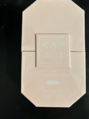 Kayali Yum Boujee Marshmallow 81 EdP 100ml - Kayali 100ml Damparfym: Söt, fruktig, blommig och varm, träig, romantisk doft. 