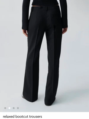 Svarta lågmidjade kostymbyxor - Säljer ett par svarta lågmidjade kostymbyxor ifrån Gina i storlek 36 och längden regular. Har kommit till användning få gånger då jag har andra. Så mycket bra skick! 😍nypris 399