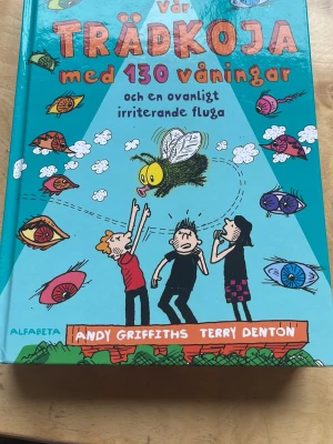 Vår trädkoja med 130 våningar - En humoristisk bok av Andy Griffiths och Terry Denton. Perfekt för dig som vill få dina barn att bli intresserade i att läsa böcker - alla sidor innehåller svart-vita bilder och eller andra roliga illustrationer!